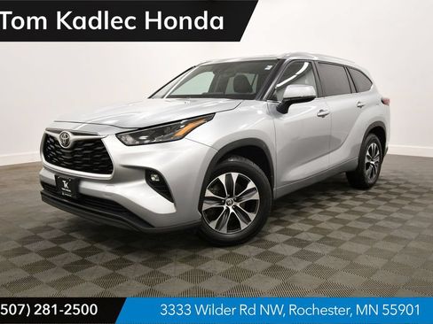 Used 2024 Toyota Highlander XLE AWD/4WD image 1
