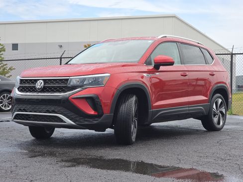 Certified 2023 Volkswagen Taos SE w/ Panoramic Sunroof Package AWD/4WD image 3