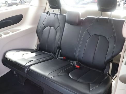 Used 2023 Chrysler Pacifica Touring-L image 17