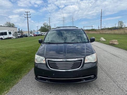 Used 2012 Chrysler Town & Country Touring FWD image 3
