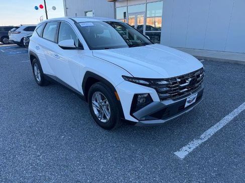 Used 2025 Hyundai Tucson SE FWD image 2