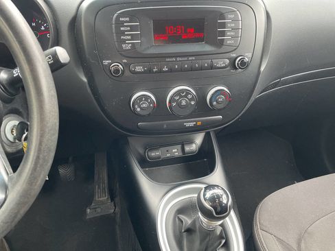 Used 2016 Kia Soul Base 4dr Crossover 6M image 17