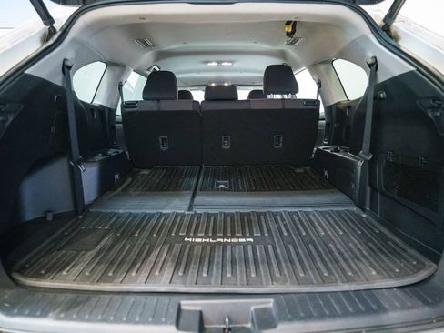 Used 2023 Toyota Highlander LE FWD image 32