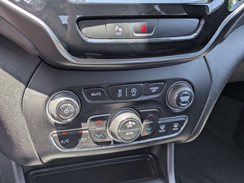Used 2019 Jeep Cherokee Limited AWD/4WD image 22