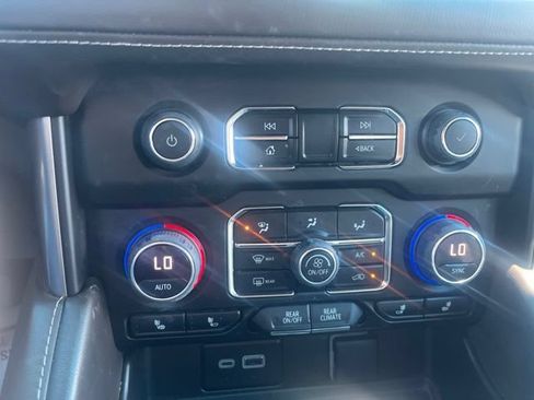 Used 2023 Chevrolet Suburban LT w/ Luxury Package RWD image 16