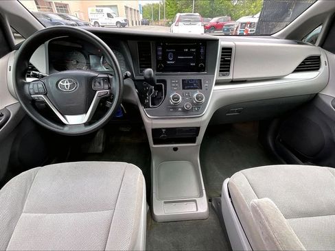 Used 2017 Toyota Sienna L FWD image 22