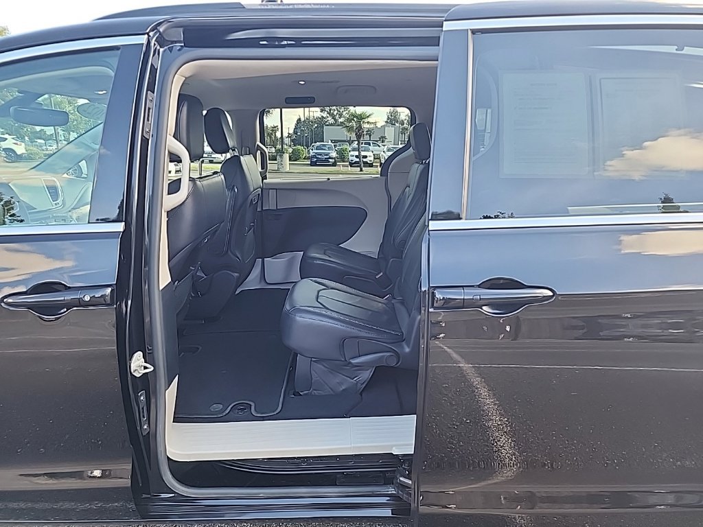 Used 2022 Chrysler Pacifica Touring-L FWD image 14