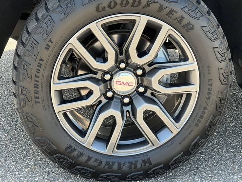 Used 2021 GMC Sierra 1500 AT4 w/ AT4 Premium Package AWD/4WD image 8