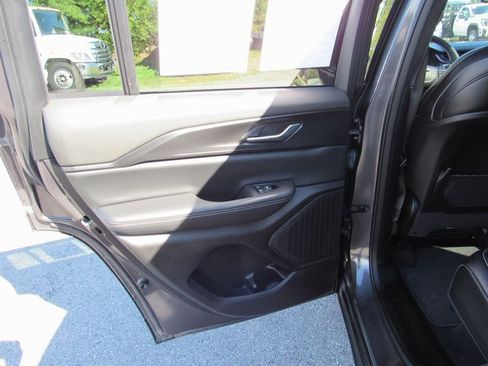 Used 2024 Jeep Grand Cherokee Altitude image 21