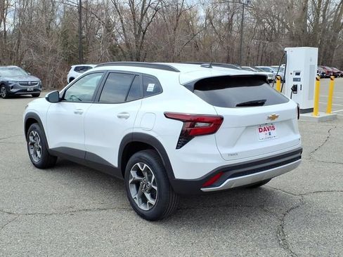 New 2026 Chevrolet Trax LT w/ LT Convenience Package FWD image 5