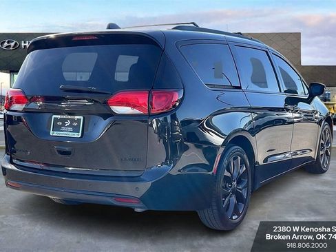 Used 2018 Chrysler Pacifica Limited w/ S Appearance Package image 9