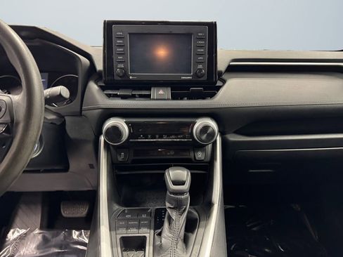 Used 2021 Toyota RAV4 LE image 11