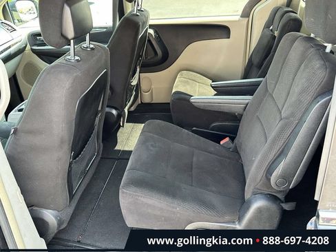 Used 2012 Chrysler Town & Country Touring FWD image 9