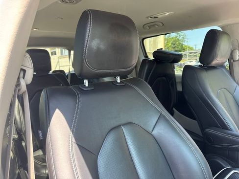 Used 2024 Chrysler Pacifica Touring-L FWD image 25