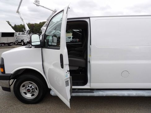 Used 2024 GMC Savana 2500 w/ Driver Convenience Package image 13
