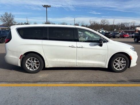 Used 2024 Chrysler Pacifica Touring-L image 5