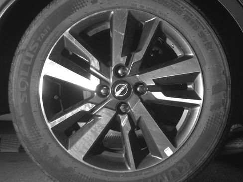 Used 2025 Nissan Versa SV image 15