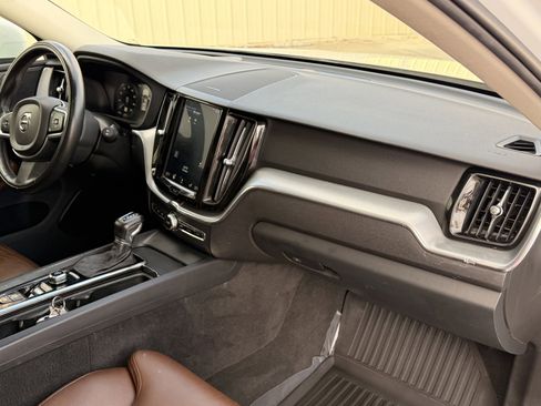 Used 2019 Volvo XC60 T5 Momentum w/ Multimedia Package image 24