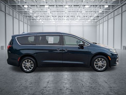 Used 2021 Chrysler Pacifica Touring-L w/ Uconnect Theater Family Group AWD/4WD image 6
