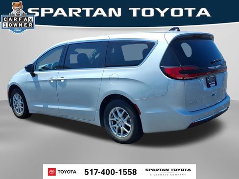 Used 2024 Chrysler Pacifica Touring-L FWD image 9