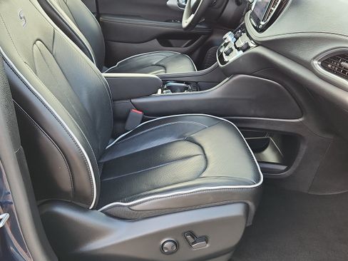 Used 2025 Chrysler Pacifica Limited FWD image 13