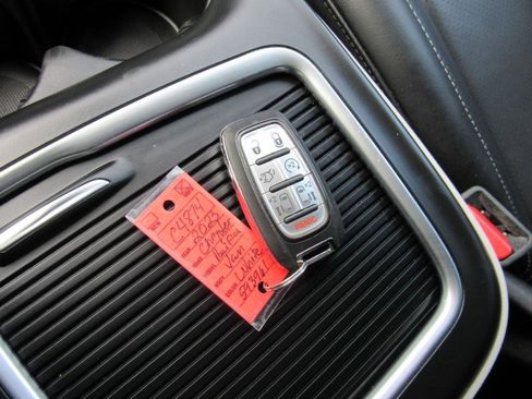 Used 2023 Chrysler Pacifica Touring-L image 14