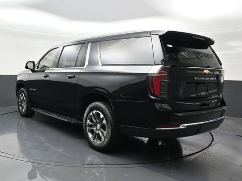 Used 2025 Chevrolet Suburban LT RWD image 3