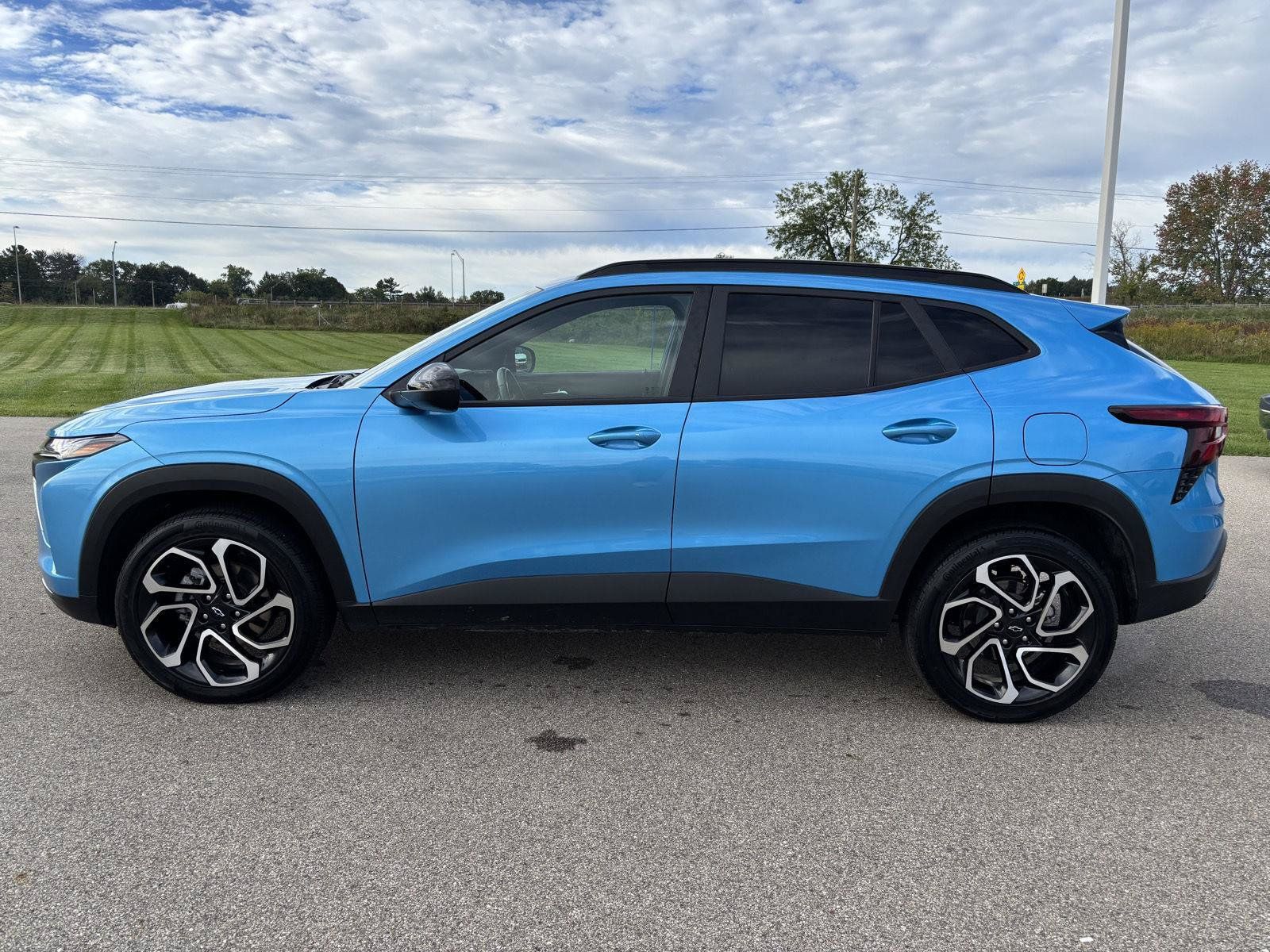 Used 2025 Chevrolet Trax RS w/ Driver Confidence Package FWD image 2