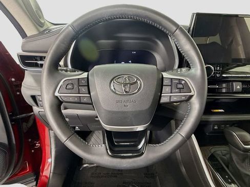 Used 2024 Toyota Highlander Limited image 11
