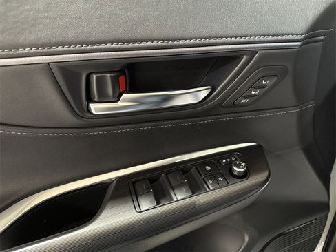 Used 2024 Toyota Venza XLE image 20