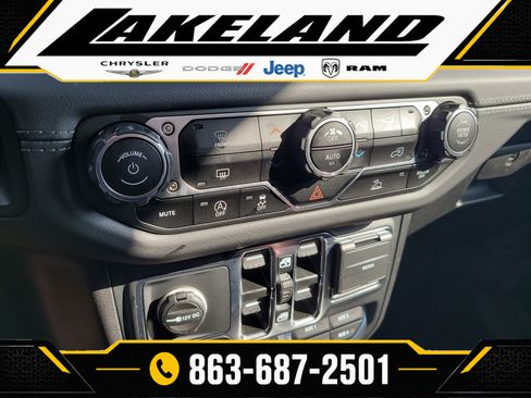 Used 2024 Jeep Gladiator Mojave AWD/4WD image 23