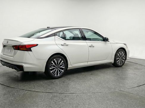 Used 2025 Nissan Altima 2.5 SV image 9