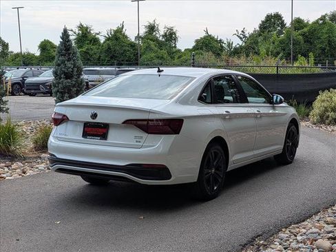 Certified 2023 Volkswagen Jetta SE w/ Panoramic Sunroof Package FWD image 5
