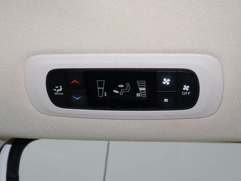 Used 2023 Chrysler Voyager LX image 20