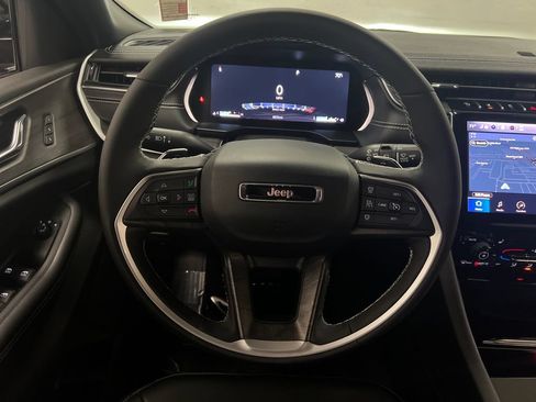 Used 2025 Jeep Grand Cherokee Limited w/ Black Appearance Package RWD image 17