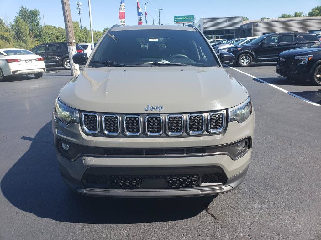 Used 2024 Jeep Compass Latitude AWD/4WD image 2