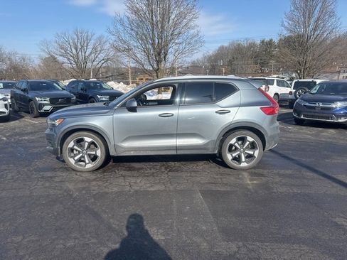 Used 2019 Volvo XC40 T5 Momentum image 3
