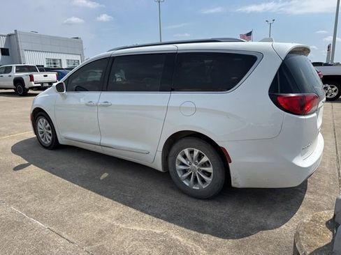 Used 2018 Chrysler Pacifica Touring-L FWD image 5