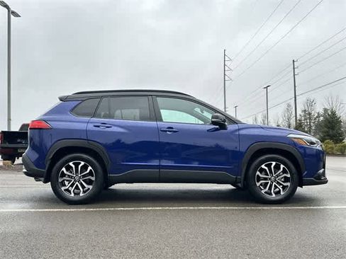 Used 2023 Toyota Corolla Cross SE image 3