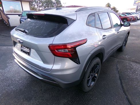 Used 2025 Chevrolet Trax ACTIV w/ Sunroof Package image 3