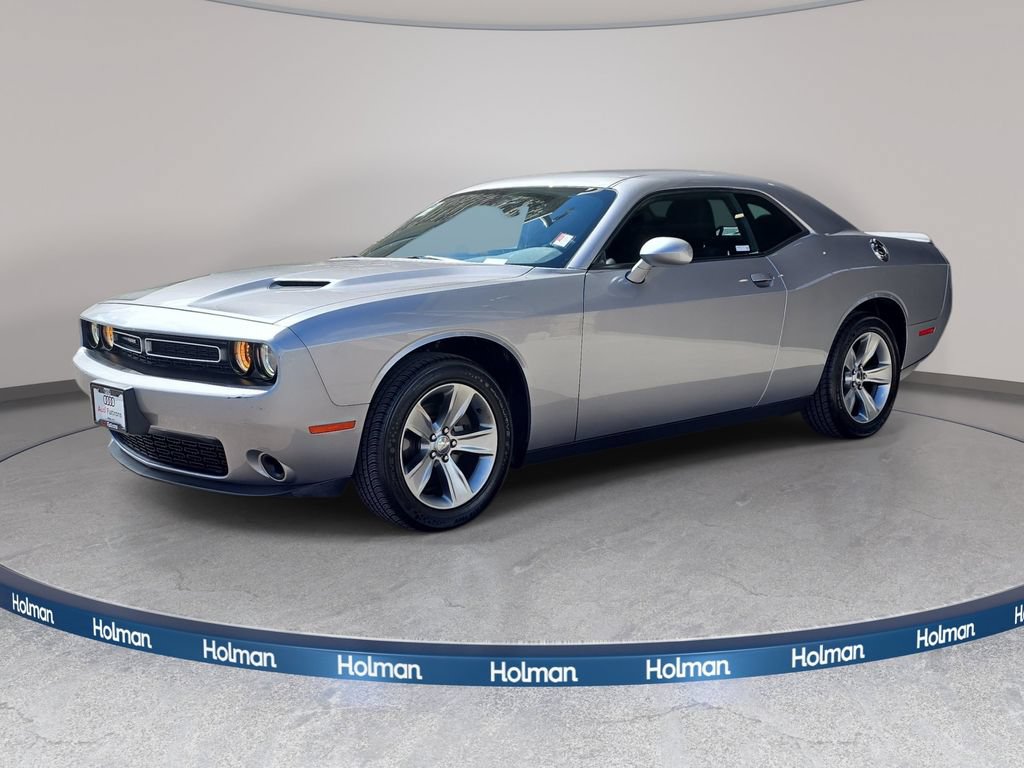 Used 2018 Dodge Challenger SXT RWD image 1