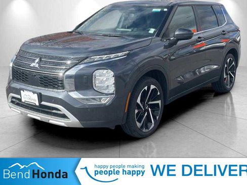 Used 2024 Mitsubishi Outlander SE image 1