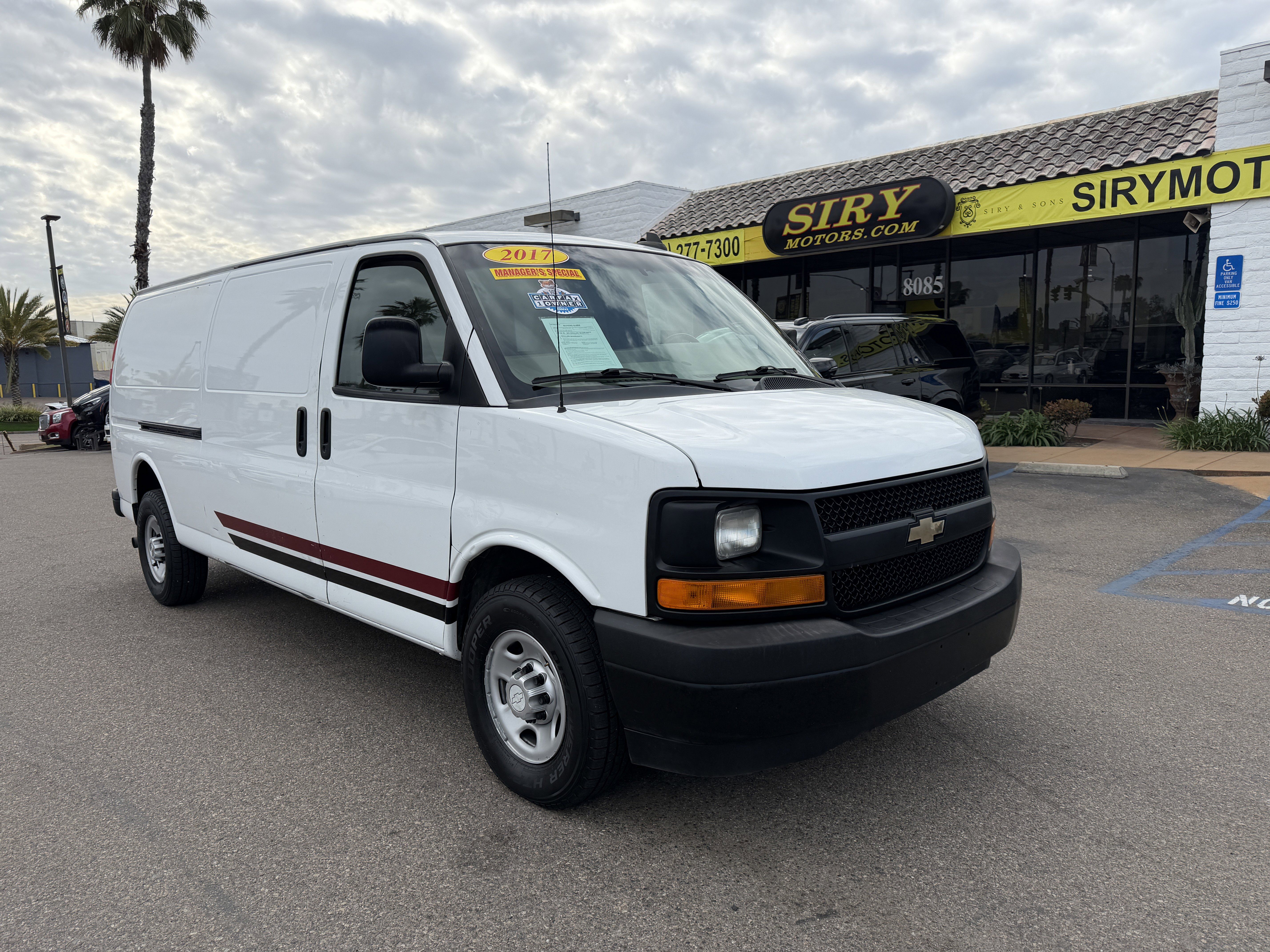 Used 2017 Chevrolet Express 3500 Extended RWD image 1