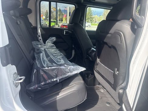 New 2026 Jeep Gladiator Sport AWD/4WD image 10