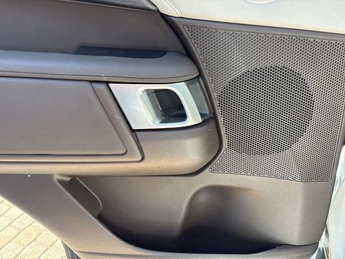 Used 2018 Land Rover Discovery HSE image 26