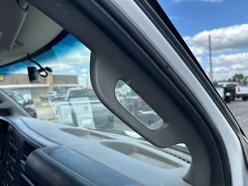 Used 2018 Chevrolet Express 2500 image 28