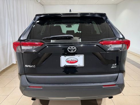 Used 2021 Toyota RAV4 LE image 4