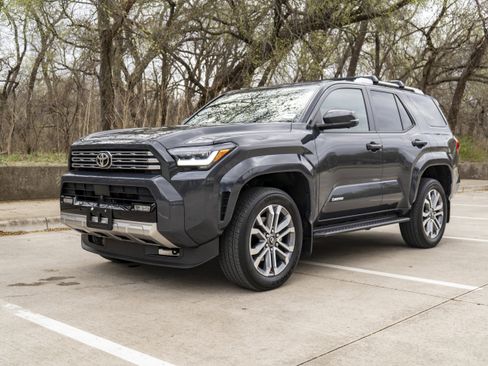 Used 2025 Toyota 4Runner Limited AWD/4WD image 5