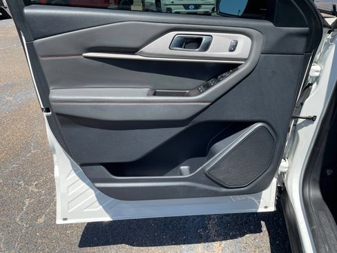 Used 2025 Ford Explorer Active RWD image 15