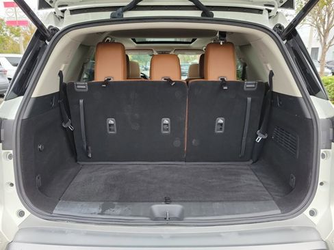 Used 2023 Nissan Pathfinder Platinum image 9